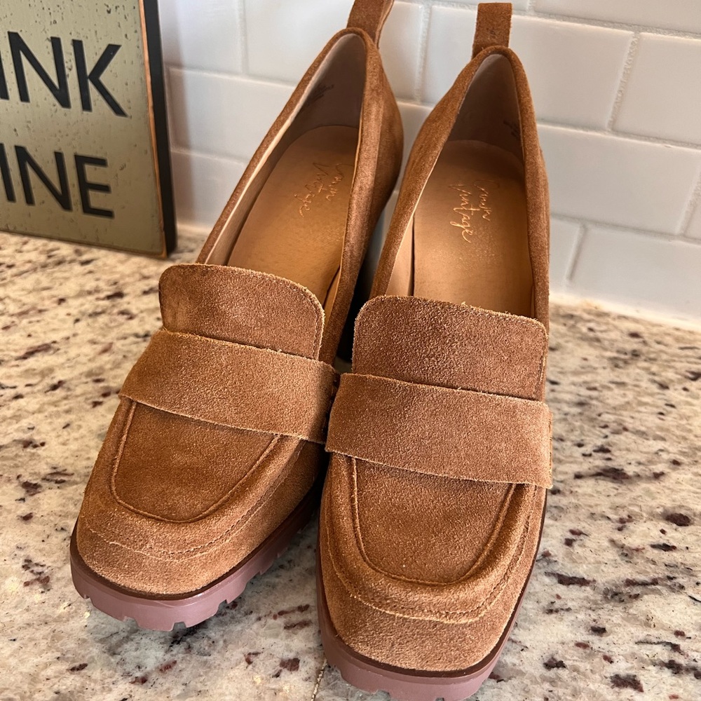 90s inspired chunky platforms 👡 Camel colored suede. Perfect for Spring!